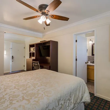 Clarion Collection Carmel Oaks Inn-3
